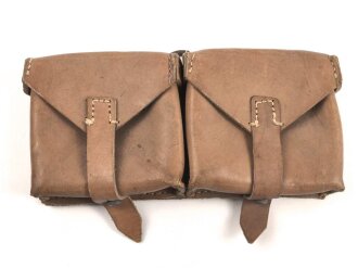 Magazintasche Wehrmacht für 2 Magazine K43 / G43. Hersteller ros 1944. Ungereinigt, etwas aus der Form geraten.