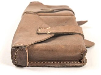 Magazintasche Wehrmacht für 2 Magazine K43 / G43. Hersteller ros 1944. Ungereinigt, etwas aus der Form geraten.