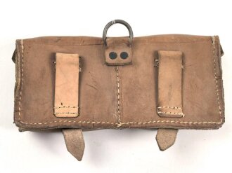 Magazintasche Wehrmacht für 2 Magazine K43 / G43. Hersteller ros 1944. Ungereinigt, etwas aus der Form geraten.