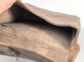 Magazintasche Wehrmacht für 2 Magazine K43 / G43. Hersteller cny 1945. Ungereinigt, etwas aus der Form geraten.