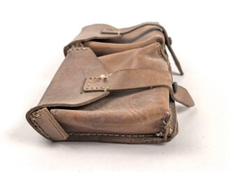 Magazintasche Wehrmacht für 2 Magazine K43 / G43. Hersteller cny 1945. Ungereinigt, etwas aus der Form geraten.