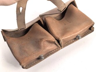 Magazintasche Wehrmacht für 2 Magazine K43 / G43. Hersteller cny 1945. Ungereinigt, etwas aus der Form geraten.