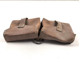 Magazintasche Wehrmacht für 2 Magazine K43 / G43. Hersteller ros 1944. Ungereinigt, etwas aus der Form geraten.
