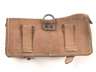 Magazintasche Wehrmacht für 2 Magazine K43 / G43. Hersteller ros 1944. Ungereinigt, etwas aus der Form geraten.