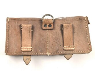 Magazintasche Wehrmacht für 2 Magazine K43 / G43. Hersteller cny 1944. Ungereinigt, etwas aus der Form geraten.