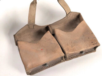 Magazintasche Wehrmacht für 2 Magazine K43 / G43. Hersteller cny 1944. Ungereinigt, etwas aus der Form geraten.