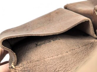 Magazintasche Wehrmacht für 2 Magazine K43 / G43. Hersteller ros 1944. Ungereinigt, etwas aus der Form geraten.