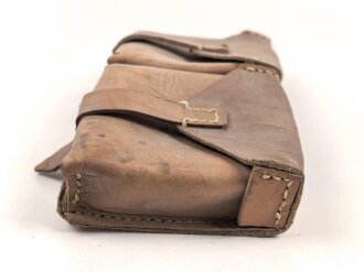 Magazintasche Wehrmacht für 2 Magazine K43 / G43. Hersteller ros 1944. Ungereinigt, etwas aus der Form geraten.