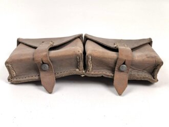 Magazintasche Wehrmacht für 2 Magazine K43 / G43. Hersteller ros 1944. Ungereinigt, etwas aus der Form geraten.