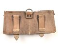Magazintasche Wehrmacht für 2 Magazine K43 / G43. Hersteller cny 1944. Ungereinigt, etwas aus der Form geraten.