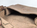 Magazintasche Wehrmacht für 2 Magazine K43 / G43. Hersteller ros 1944. Ungereinigt, etwas aus der Form geraten.