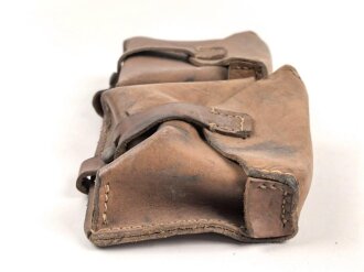 Magazintasche Wehrmacht für 2 Magazine K43 / G43. Hersteller cny 1944. Ungereinigt, etwas aus der Form geraten.