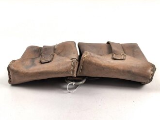 Magazintasche Wehrmacht für 2 Magazine K43 / G43. Hersteller cny 1944. Ungereinigt, etwas aus der Form geraten.