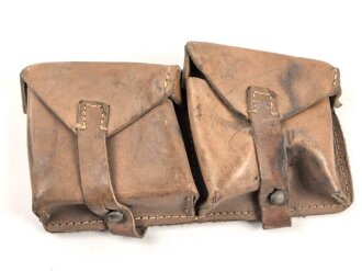 Magazintasche Wehrmacht für 2 Magazine K43 / G43. Hersteller ros 1944. Ungereinigt, etwas aus der Form geraten.