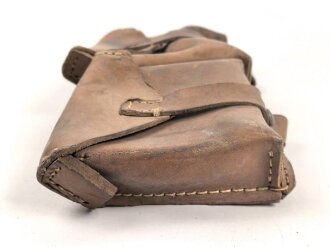 Magazintasche Wehrmacht für 2 Magazine K43 / G43. Hersteller ros 1944. Ungereinigt, etwas aus der Form geraten.