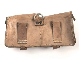 Magazintasche Wehrmacht für 2 Magazine K43 / G43. Hersteller ros 1944. Ungereinigt, etwas aus der Form geraten.