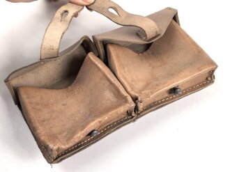 Magazintasche Wehrmacht für 2 Magazine K43 / G43. Hersteller cny 1945. Ungereinigt, etwas aus der Form geraten.