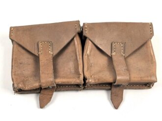 Magazintasche Wehrmacht für 2 Magazine K43 / G43. Hersteller ros 1944. Ungereinigt, etwas aus der Form geraten.