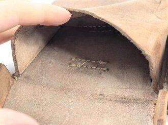 Magazintasche Wehrmacht für 2 Magazine K43 / G43. Hersteller ros 1944. Ungereinigt, etwas aus der Form geraten.