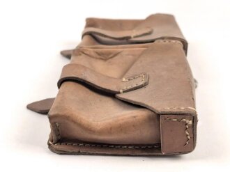 Magazintasche Wehrmacht für 2 Magazine K43 / G43. Hersteller ros 1944. Ungereinigt, etwas aus der Form geraten.