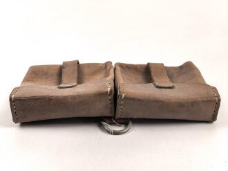 Magazintasche Wehrmacht für 2 Magazine K43 / G43. Hersteller ros 1944. Ungereinigt, etwas aus der Form geraten.