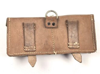 Magazintasche Wehrmacht für 2 Magazine K43 / G43. Hersteller ros 1944. Ungereinigt, etwas aus der Form geraten.