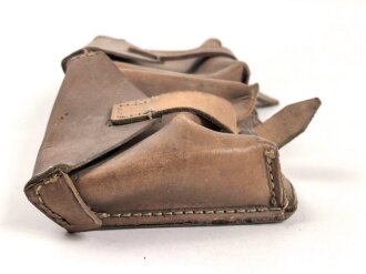 Magazintasche Wehrmacht für 2 Magazine K43 / G43. Hersteller cny 1945. Ungereinigt, etwas aus der Form geraten.