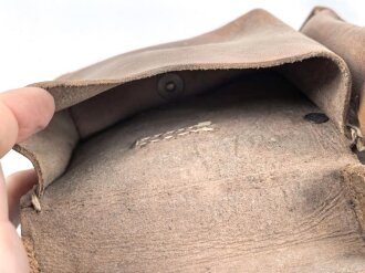 Magazintasche Wehrmacht für 2 Magazine K43 / G43. Hersteller ros 1944. Ungereinigt, etwas aus der Form geraten.