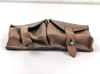 Magazintasche Wehrmacht für 2 Magazine K43 / G43. Hersteller ros 1944. Ungereinigt, etwas aus der Form geraten.