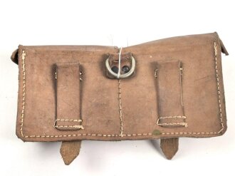 Magazintasche Wehrmacht für 2 Magazine K43 / G43. Hersteller ros 1944. Ungereinigt, etwas aus der Form geraten.