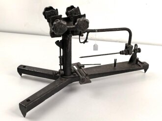 Anschießgestell / Einschießgestell . Leicht narbig aber meist gängig. Hersteller nicht lesbar. Sieht kompliziert genug aus , um von der Wehrmacht stammen zu können. Gesamthöhe 30cm, Gesamtlänge etwa 58cm