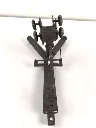 Anschießgestell / Einschießgestell . Leicht narbig aber meist gängig. Hersteller nicht lesbar. Sieht kompliziert genug aus , um von der Wehrmacht stammen zu können. Gesamthöhe 30cm, Gesamtlänge etwa 58cm