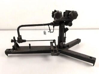 Anschießgestell / Einschießgestell . Leicht narbig aber meist gängig. Hersteller nicht lesbar. Sieht kompliziert genug aus , um von der Wehrmacht stammen zu können. Gesamthöhe 30cm, Gesamtlänge etwa 58cm