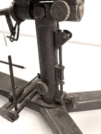 Anschießgestell / Einschießgestell . Leicht narbig aber meist gängig. Hersteller nicht lesbar. Sieht kompliziert genug aus , um von der Wehrmacht stammen zu können. Gesamthöhe 30cm, Gesamtlänge etwa 58cm