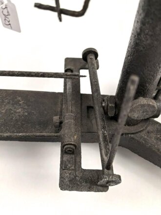 Anschießgestell / Einschießgestell . Leicht narbig aber meist gängig. Hersteller nicht lesbar. Sieht kompliziert genug aus , um von der Wehrmacht stammen zu können. Gesamthöhe 30cm, Gesamtlänge etwa 58cm