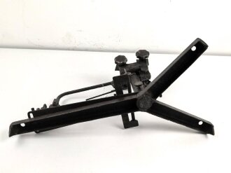 Anschießgestell / Einschießgestell . Leicht narbig aber meist gängig. Hersteller nicht lesbar. Sieht kompliziert genug aus , um von der Wehrmacht stammen zu können. Gesamthöhe 30cm, Gesamtlänge etwa 58cm