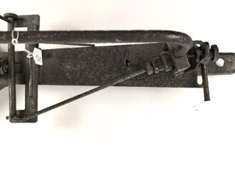Anschießgestell / Einschießgestell . Leicht narbig aber meist gängig. Hersteller nicht lesbar. Sieht kompliziert genug aus , um von der Wehrmacht stammen zu können. Gesamthöhe 30cm, Gesamtlänge etwa 58cm