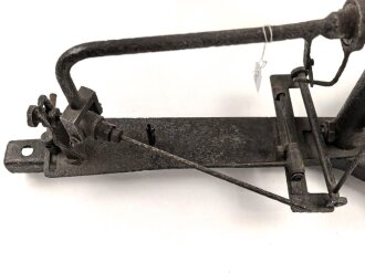 Anschießgestell / Einschießgestell . Leicht narbig aber meist gängig. Hersteller nicht lesbar. Sieht kompliziert genug aus , um von der Wehrmacht stammen zu können. Gesamthöhe 30cm, Gesamtlänge etwa 58cm