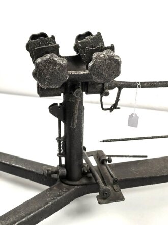 Anschießgestell / Einschießgestell . Leicht narbig aber meist gängig. Hersteller nicht lesbar. Sieht kompliziert genug aus , um von der Wehrmacht stammen zu können. Gesamthöhe 30cm, Gesamtlänge etwa 58cm