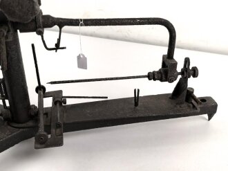 Anschießgestell / Einschießgestell . Leicht narbig aber meist gängig. Hersteller nicht lesbar. Sieht kompliziert genug aus , um von der Wehrmacht stammen zu können. Gesamthöhe 30cm, Gesamtlänge etwa 58cm