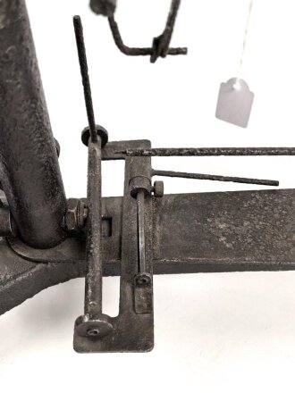Anschießgestell / Einschießgestell . Leicht narbig aber meist gängig. Hersteller nicht lesbar. Sieht kompliziert genug aus , um von der Wehrmacht stammen zu können. Gesamthöhe 30cm, Gesamtlänge etwa 58cm