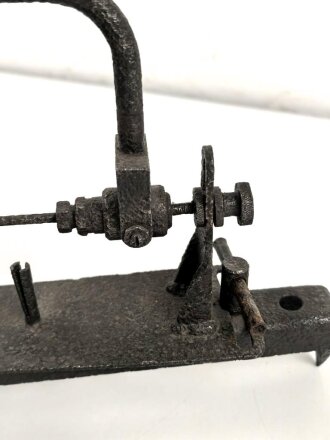 Anschießgestell / Einschießgestell . Leicht narbig aber meist gängig. Hersteller nicht lesbar. Sieht kompliziert genug aus , um von der Wehrmacht stammen zu können. Gesamthöhe 30cm, Gesamtlänge etwa 58cm