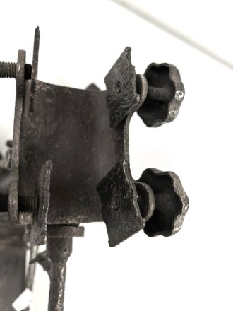 Anschießgestell / Einschießgestell . Leicht narbig aber meist gängig. Hersteller nicht lesbar. Sieht kompliziert genug aus , um von der Wehrmacht stammen zu können. Gesamthöhe 30cm, Gesamtlänge etwa 58cm