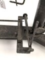Anschießgestell / Einschießgestell . Leicht narbig aber meist gängig. Hersteller nicht lesbar. Sieht kompliziert genug aus , um von der Wehrmacht stammen zu können. Gesamthöhe 30cm, Gesamtlänge etwa 58cm