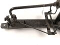 Anschießgestell / Einschießgestell . Leicht narbig aber meist gängig. Hersteller nicht lesbar. Sieht kompliziert genug aus , um von der Wehrmacht stammen zu können. Gesamthöhe 30cm, Gesamtlänge etwa 58cm