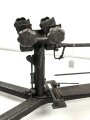 Anschießgestell / Einschießgestell . Leicht narbig aber meist gängig. Hersteller nicht lesbar. Sieht kompliziert genug aus , um von der Wehrmacht stammen zu können. Gesamthöhe 30cm, Gesamtlänge etwa 58cm
