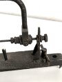Anschießgestell / Einschießgestell . Leicht narbig aber meist gängig. Hersteller nicht lesbar. Sieht kompliziert genug aus , um von der Wehrmacht stammen zu können. Gesamthöhe 30cm, Gesamtlänge etwa 58cm