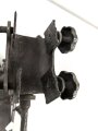 Anschießgestell / Einschießgestell . Leicht narbig aber meist gängig. Hersteller nicht lesbar. Sieht kompliziert genug aus , um von der Wehrmacht stammen zu können. Gesamthöhe 30cm, Gesamtlänge etwa 58cm