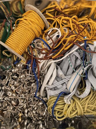 Konvolut Ersatzteile aller Art, meist defekt, Nachkrieg oder nicht zuzuordnen.