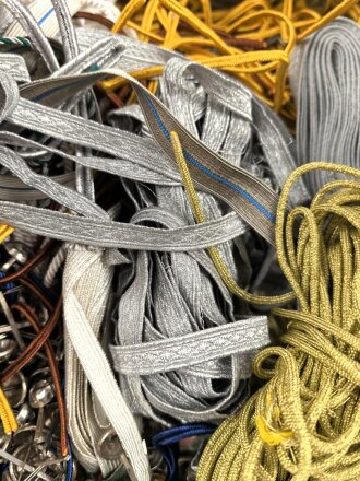 Konvolut Ersatzteile aller Art, meist defekt, Nachkrieg oder nicht zuzuordnen.